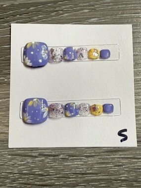 Lavender Daisy Press-On Toe Nails with Sparkle Accents
